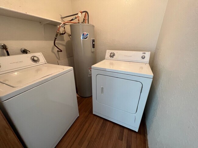 Building Photo - Best kept Fourplex- Mature Landscaping