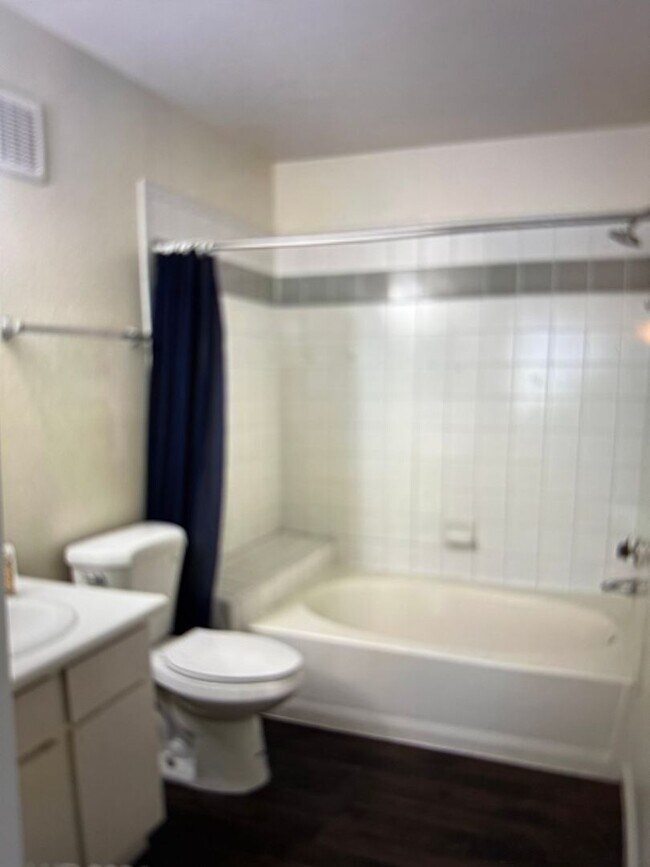 Building Photo - Cute Lower Level Condo