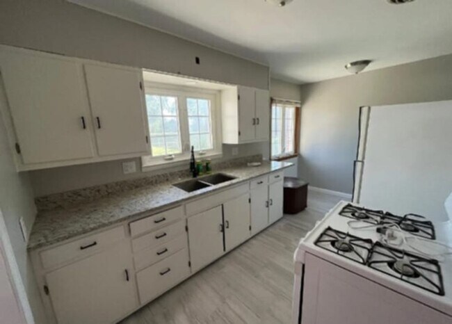 Building Photo - Spacious inside and out! Freshly painted!  3-Bedroom Rental Home – Comfort & Convenience!