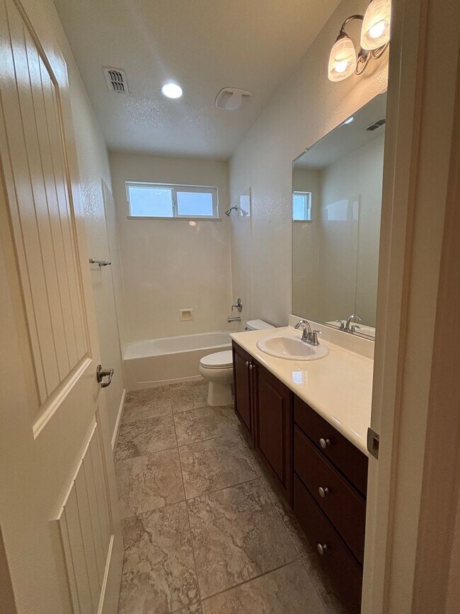 Building Photo - West Roseville Solar! 3 Bedroom, Plus den/...