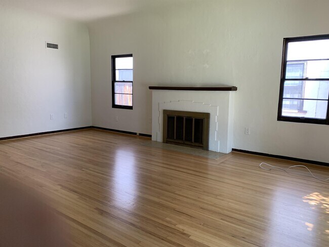 Building Photo - 4772 Edgeware Rd