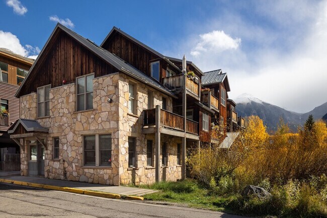 Building Photo - 220 S Spruce St