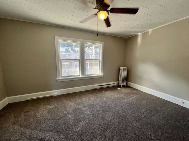 Building Photo - 2 Bedroom 1 bathroom Renovated town home!