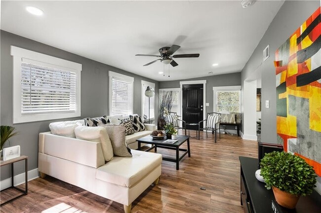 Building Photo - 2802 Palm Dr