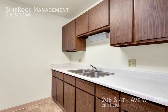 Building Photo - 206 S 4th Ave W