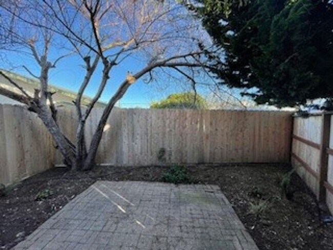 Building Photo - 481 Hillview St