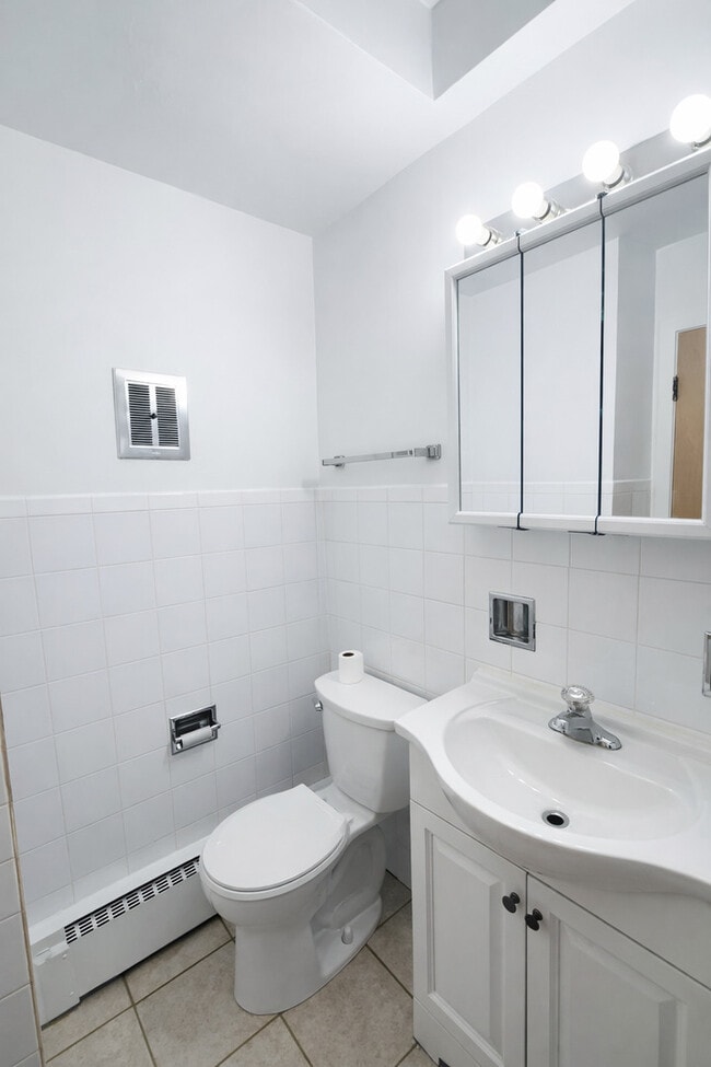 Building Photo - 2027 W 111th St