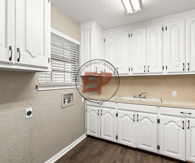 Building Photo - 521 Jancy Dr