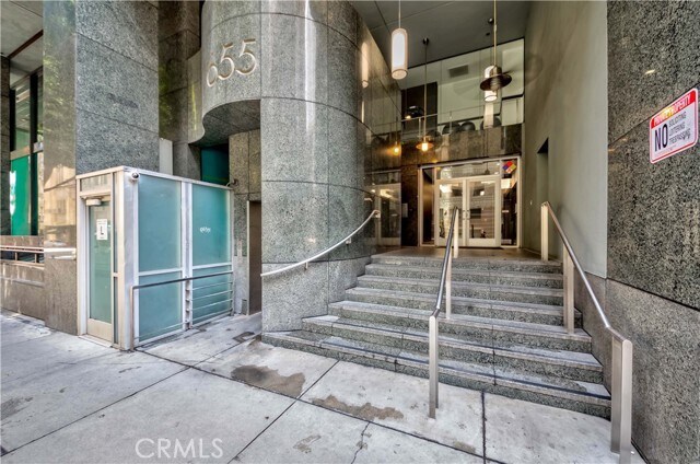 Building Photo - 655 S Hope St