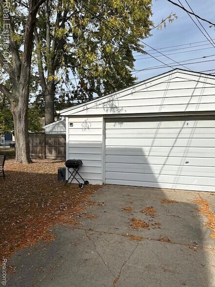 Building Photo - 122 W Houstonia Ave