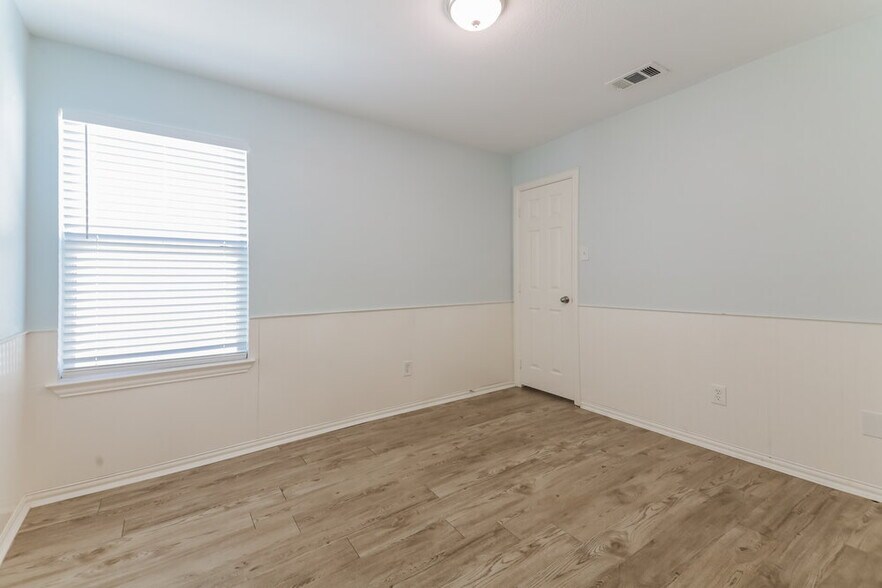 Building Photo - 9867 Walnut Hill Dr