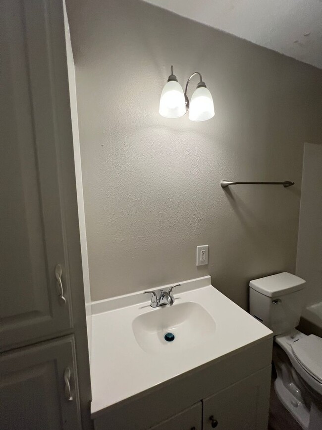 Building Photo - 1 Bedroom 1 Bath Remodeled Apartment