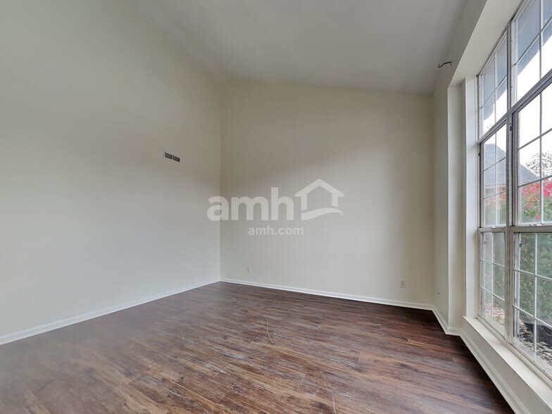 Building Photo - 1048 Reveres Run