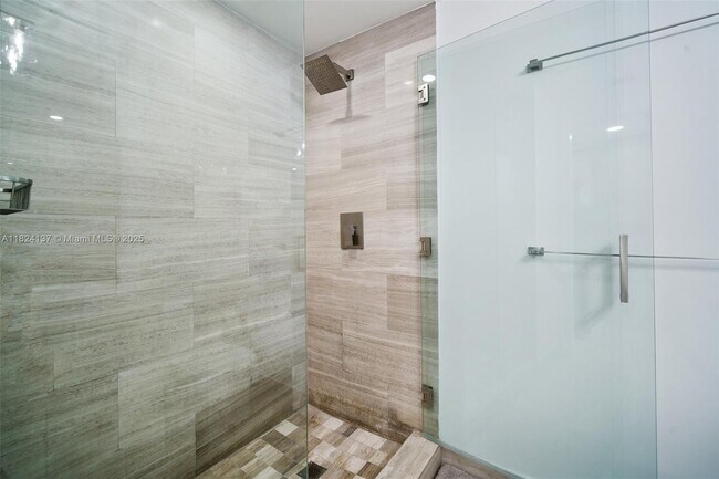 Building Photo - 1300 Brickell Bay Dr