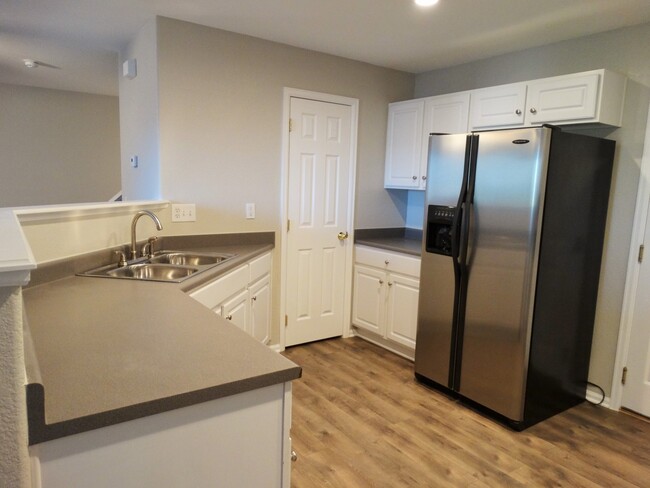 Building Photo - GREAT Updated 3 Bed 2 Bath Duplex at Saddl...