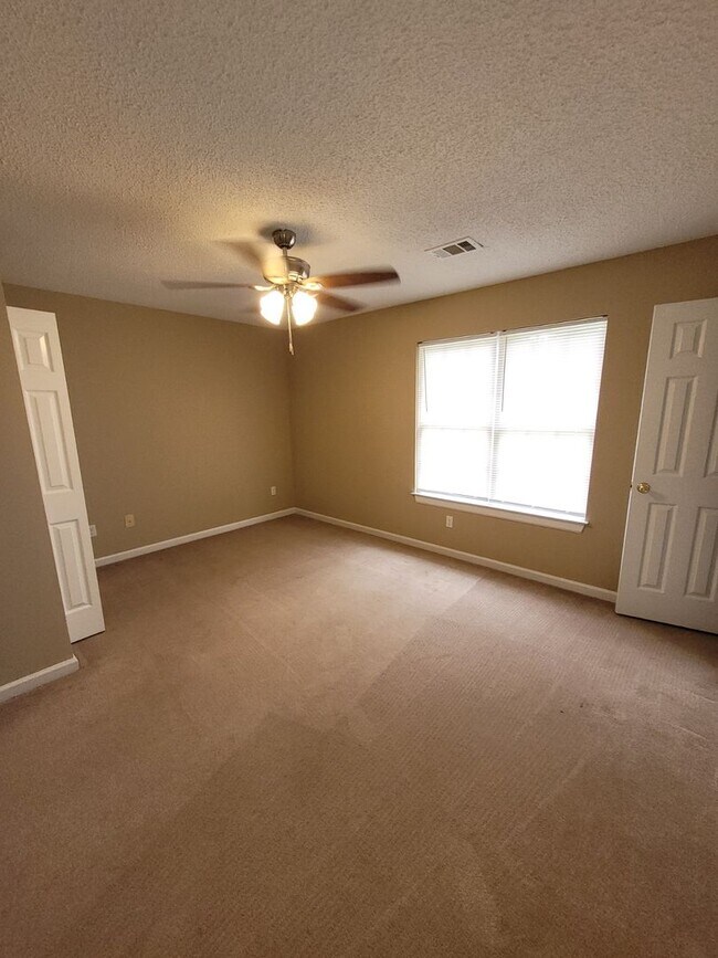 Building Photo - 121-123 Mario Circle