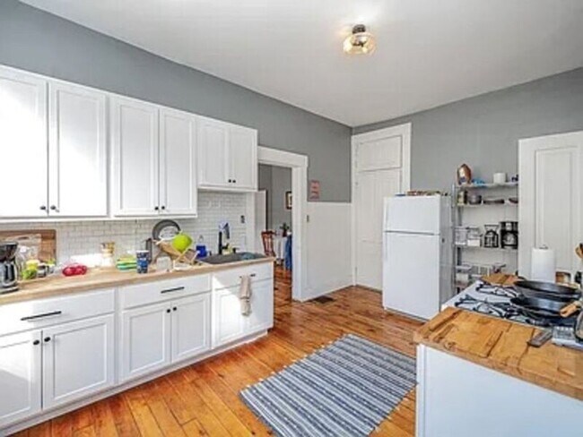 Building Photo - 907 Columbia St