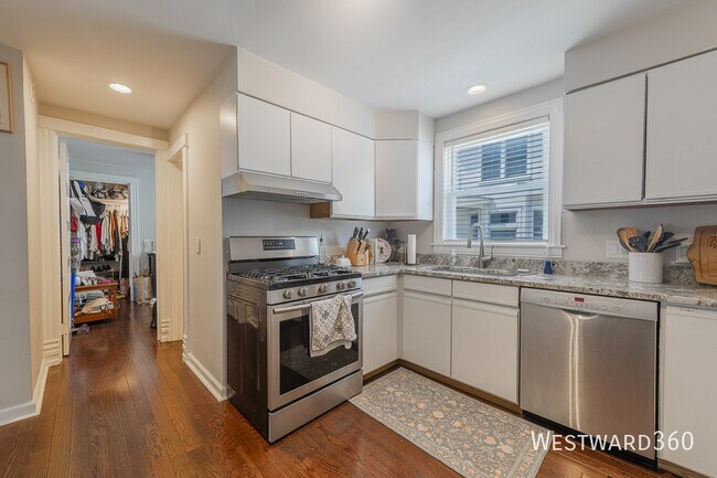 Building Photo - 25 6th Ave