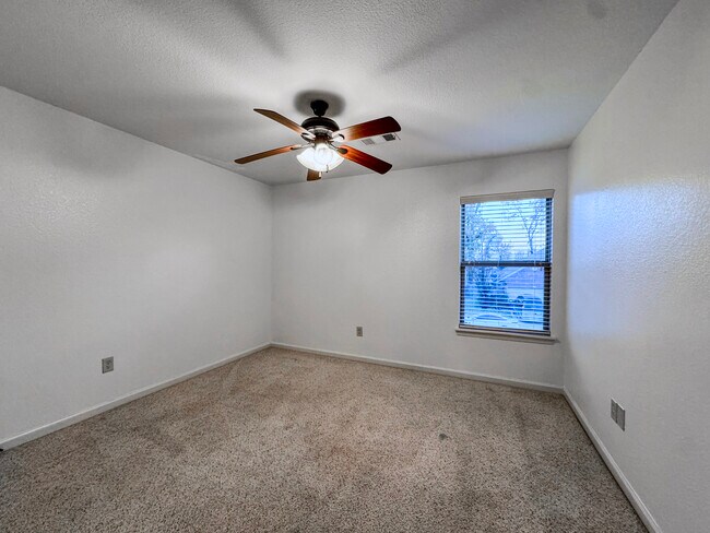 Building Photo - 36 Talladega Loop