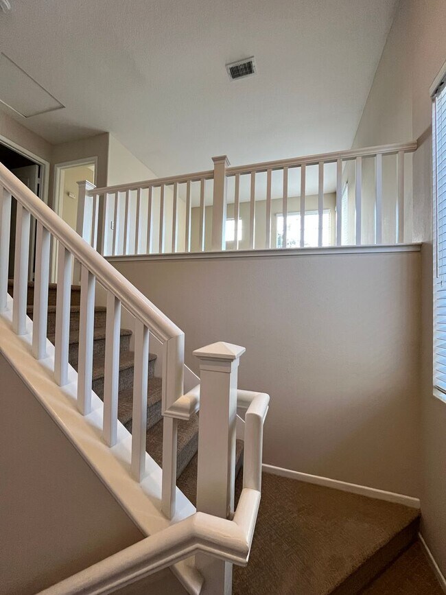 Building Photo - LOVELY 2 STORY DETACHED HOME WITH LARGE LO...