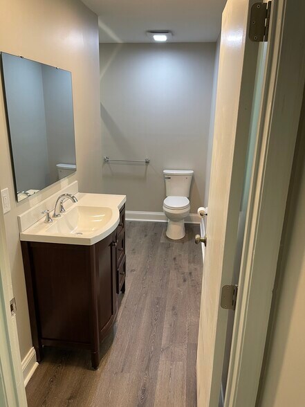 Primary Bathroom - 903 Queens Ct
