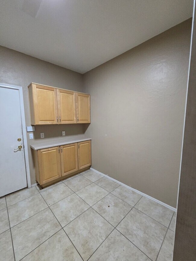 Building Photo - 3 Bedroom, 2 Bath with Den Available Now!