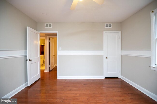 Building Photo - 839 Clifton Ave