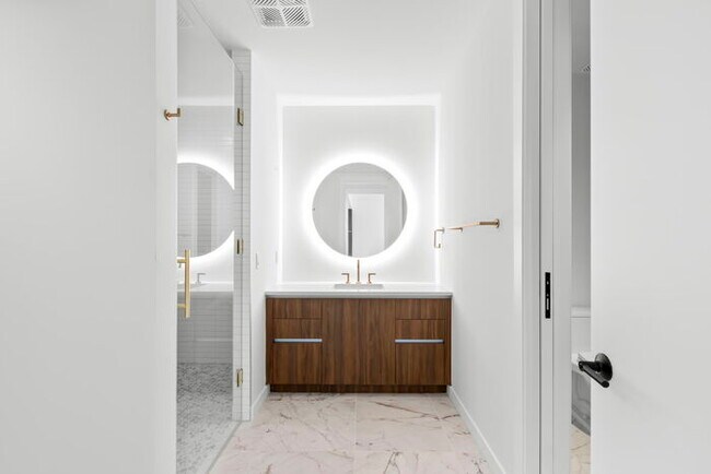 Building Photo - BEAUTIFUL Luxury Condo in Downtown St Pete...