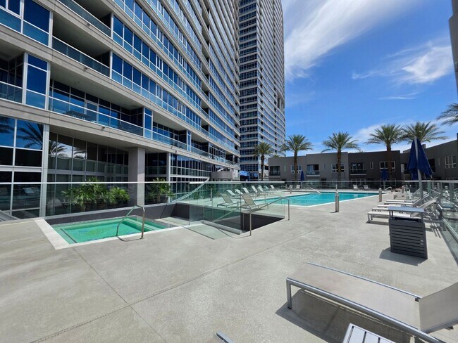 Building Photo - Fantastice High Rise with Full City Views!