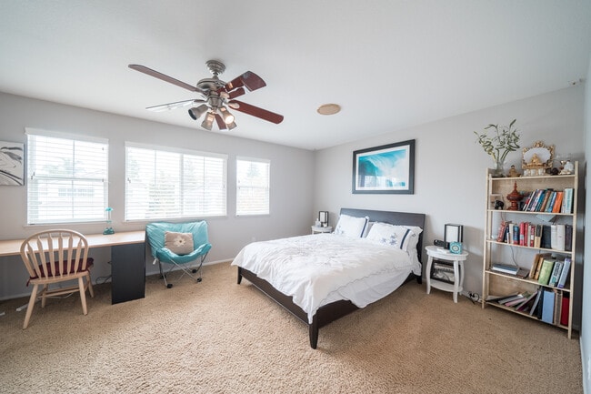 Building Photo - 6655 Hollycrest Ct