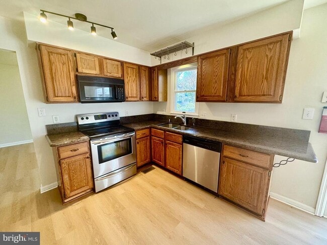 Building Photo - 1193 Maple Ave