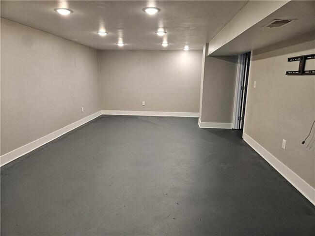 Building Photo - 2412 Cathedral Dr