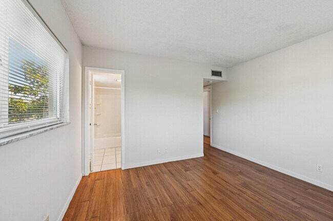 Building Photo - 1400 NE 54th St