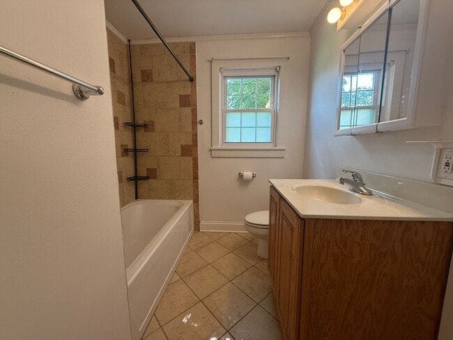 Building Photo - 525 Nutwood St