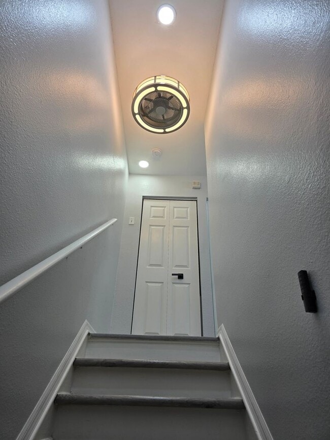 Building Photo - Stunning Fully Renovated Townhouse for rent in Land O' Lakes – Your Dream Home Awaits!