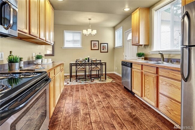 Building Photo - 3 Bed House Available Now! 1 block from Green Lake!