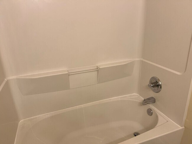Building Photo - Spacious Townhome Close To EVERYTHING