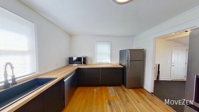 Building Photo - 1710 Oakwood Ave