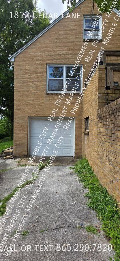 Building Photo - 1812 Cedar Ln
