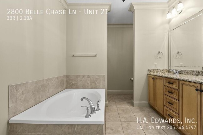 Building Photo - 2800 Belle Chase Ln