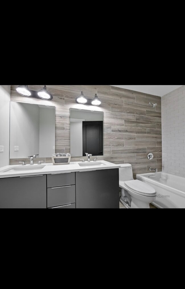Building Photo - 6447 N Ridge Pl
