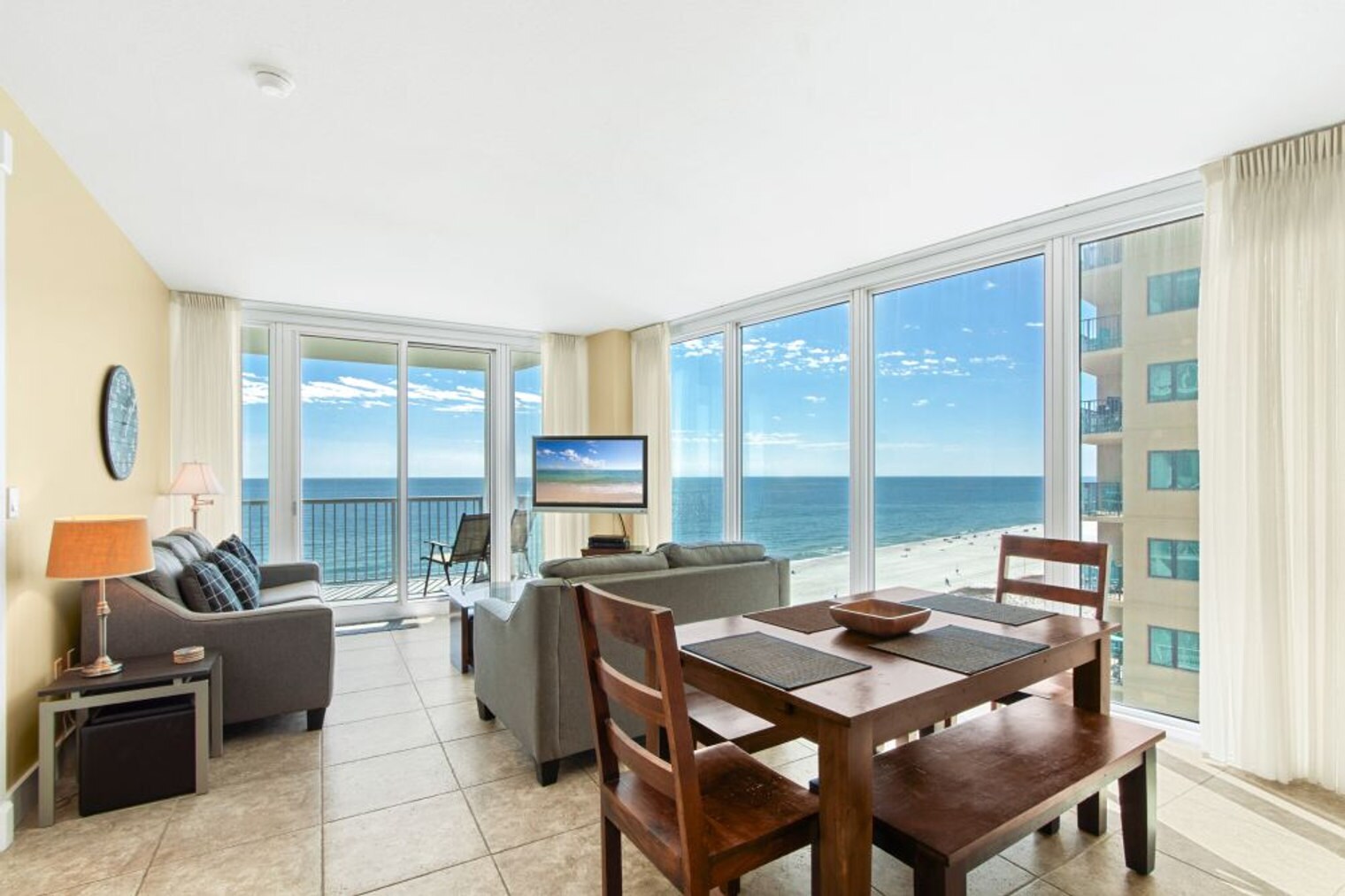 Building Photo - 521 W Beach Blvd