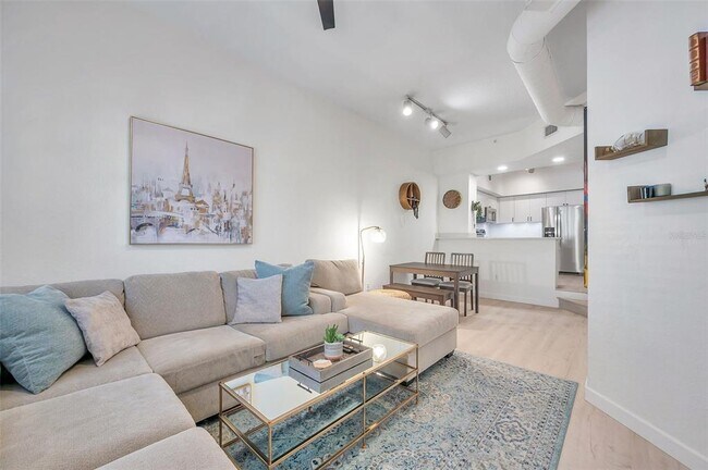 Building Photo - 520 S Armenia Ave