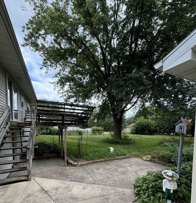 Building Photo - 4152 Suburban Dr