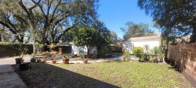 Building Photo - 875 NE 130th St