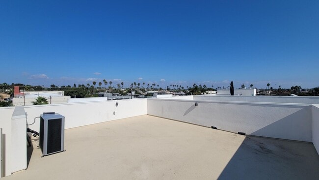 Building Photo - Updated and Luxurious Gorgeous 3 Bedroom T...