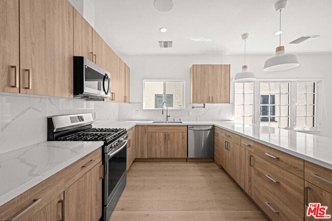 Building Photo - 424 N Gardner St