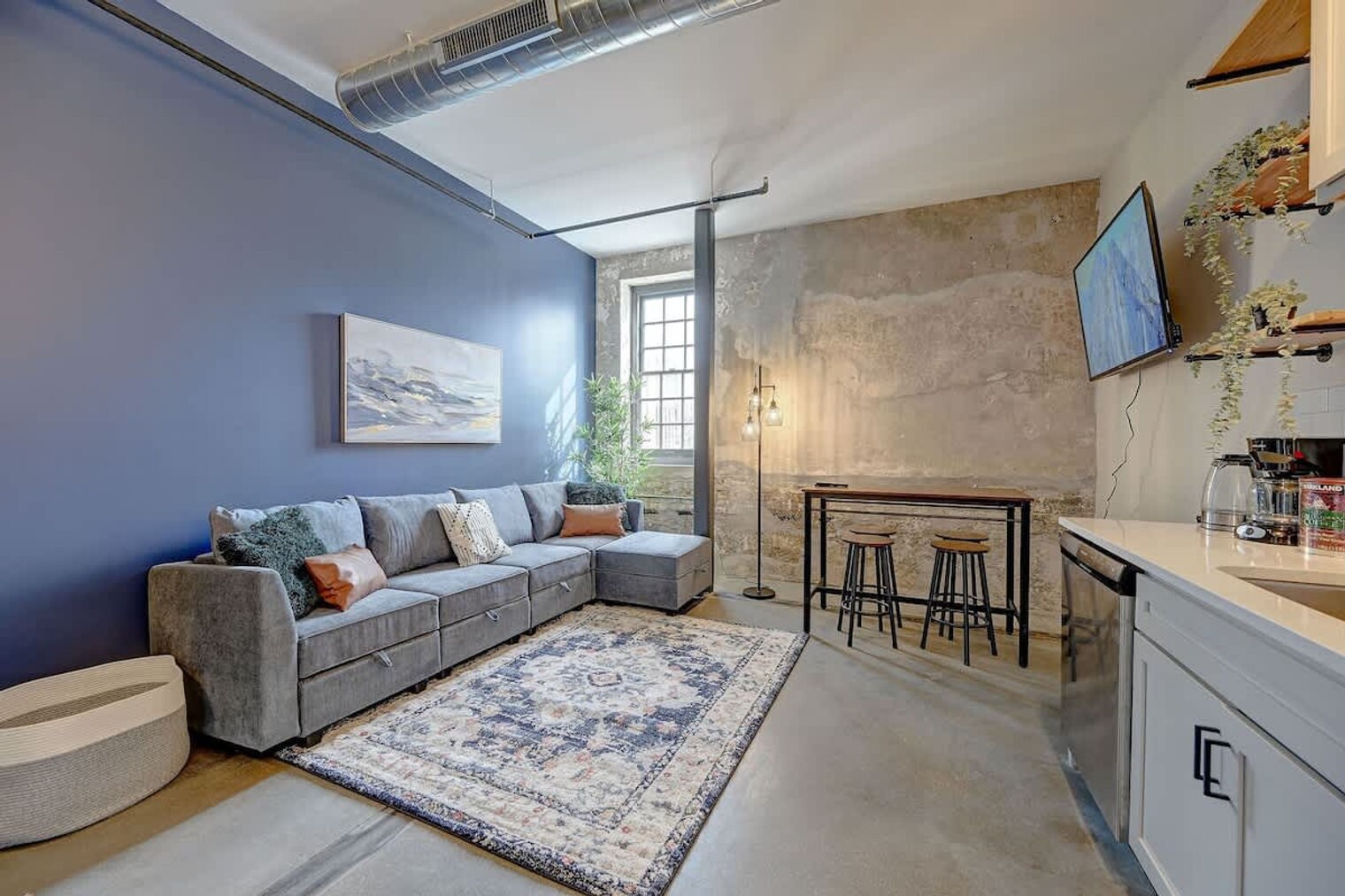 Building Photo - 1009 W Juneau Ave