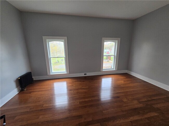 Building Photo - 41 Maple St