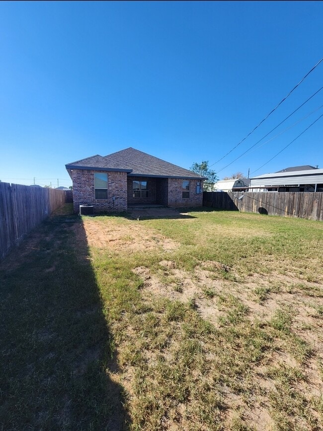 Building Photo - 3 bed 2 bath with 1 car garage